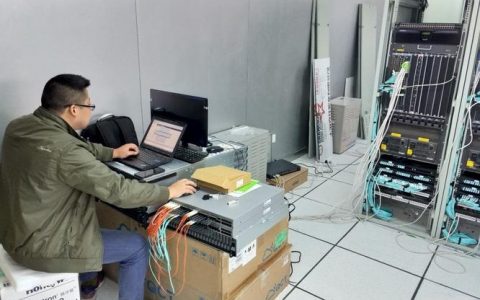 如何确保服务器和网站设备得到高效且持续的维护？