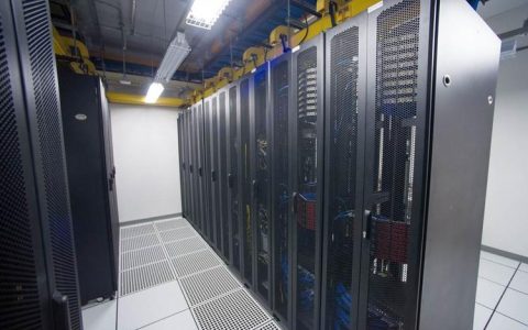 如何选择合适的服务器服务商来满足我的业务需求？