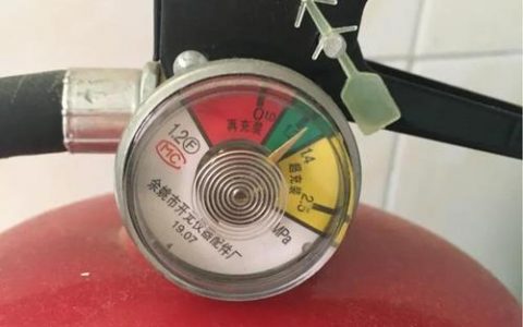 如何为服务器选择合适的灭火器并添加连接器用户？