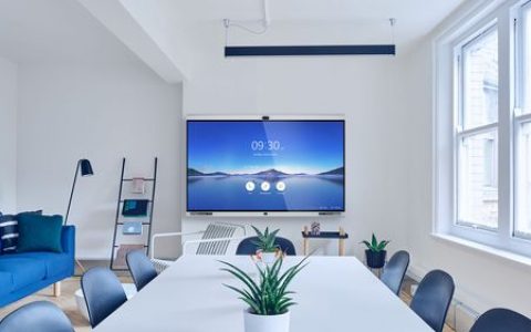 华为会议幕布支持哪些创新的屏幕布局选项？