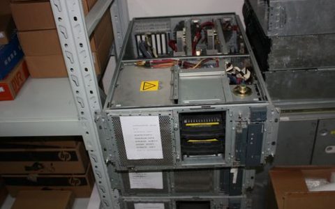 在哪些特定场景下，选择服务器小型机比大型服务器更合适？