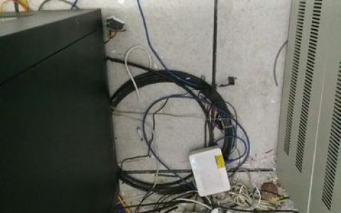 服务器主机房线路混乱，如何确保安全与识别不同的线路类型？