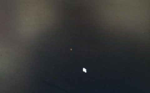 服务器持续黑屏，可能的原因和解决方案是什么？