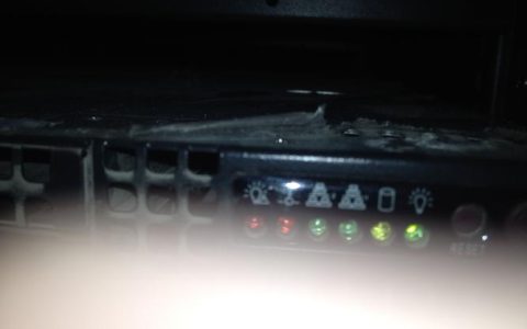 服务器侧板红灯闪烁，这是警示还是故障信号？