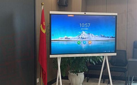 华为如何通过幕布技术实现多屏幕布局的会议目标？