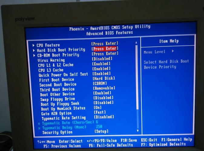 主板上的开机在哪里设置
