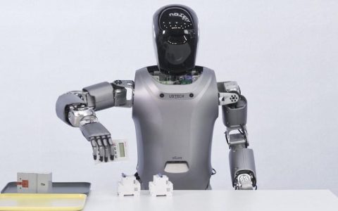 百度在运行其ai模型时采用了哪些服务器配置？