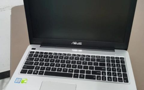 如何快速找到并打开华硕电脑内置的实用工具？
