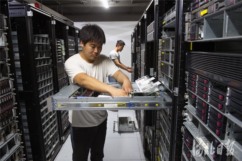 服务器主程是什么样的工作