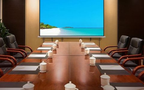 如何确保幕布照片包含日期并在会议中实现多种屏幕布局？