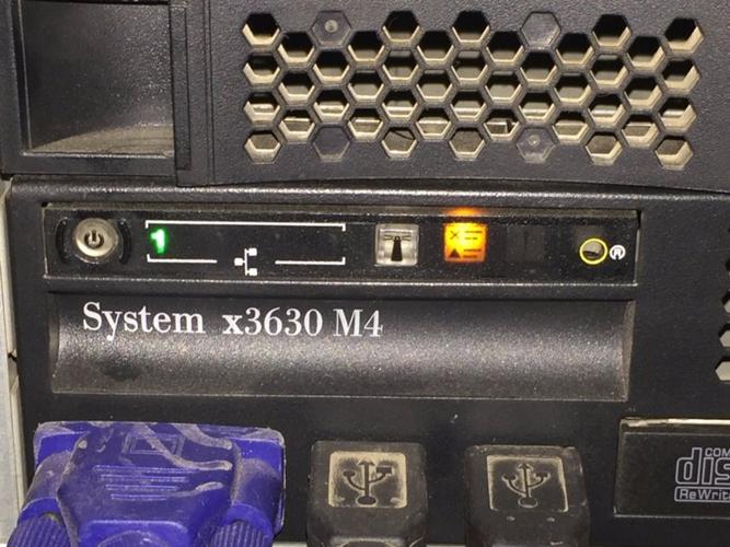 服务器的灯什么状态下显示关机