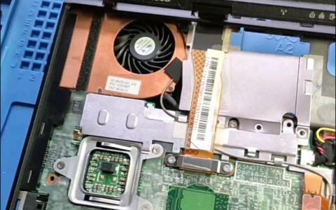 如何定位笔记本电脑主板上的CMOS位置？