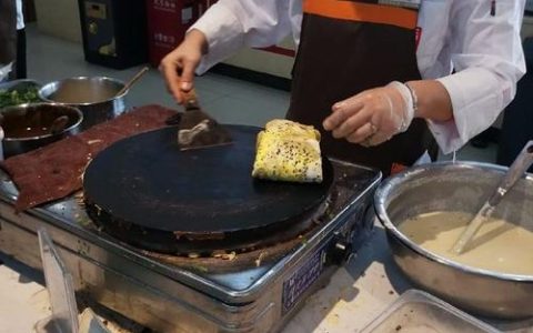 在白石山高速服务器区域有哪些美食推荐？