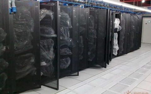 暴雪的中央服务器架构究竟有何独特之处？