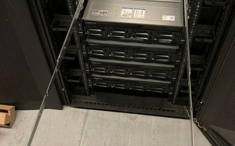 新服务器启动后，首先应该安装哪些基本组件？