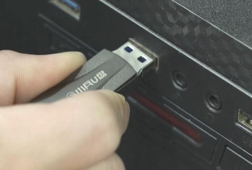 u盘插在电脑的哪里图片