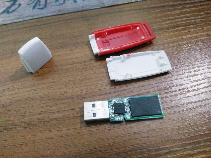 u盘拆开后型号在哪里