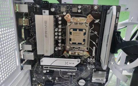 电脑组装完成后操作系统应该安装于哪个存储设备？
