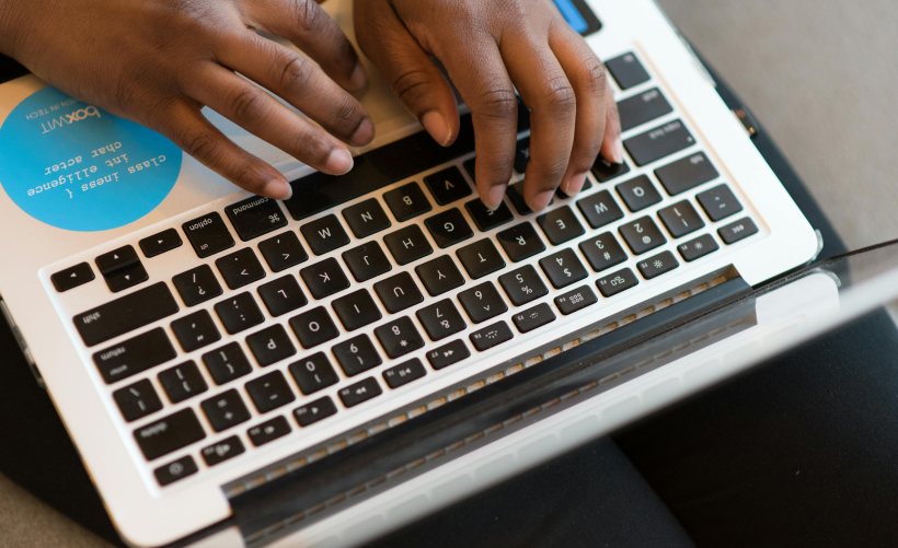 如何在计算机上定位已连接的优盘？