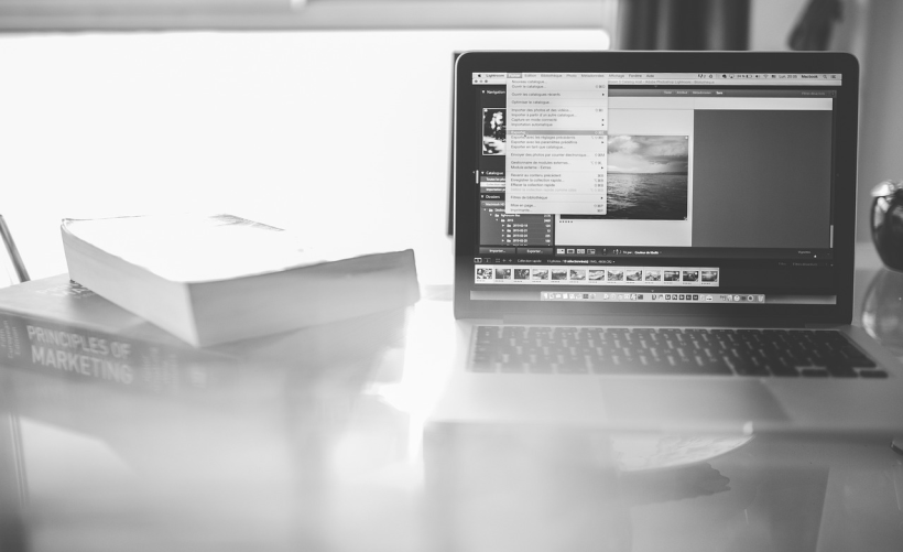 如何调整电脑中的麦克风音量？