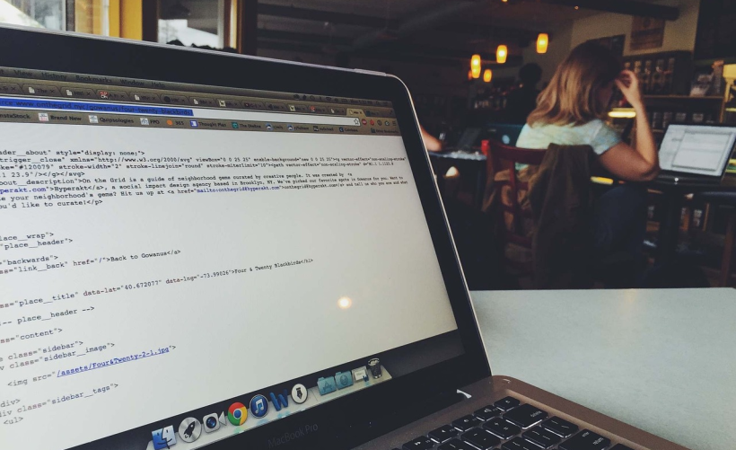 如何找到手提电脑的触摸板位置？