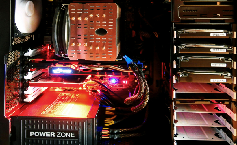 台式电脑的操作系统通常安装在哪个硬件部件上？