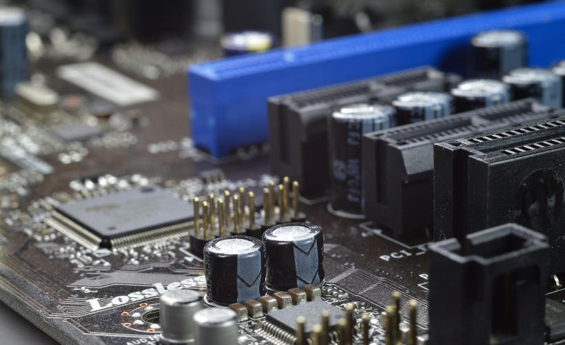 台式电脑的操作系统通常安装在哪个硬件部件上？