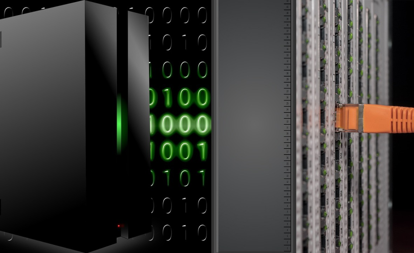 台式电脑的操作系统通常安装在哪个硬件部件上？