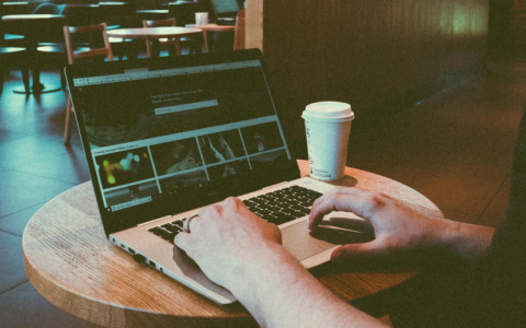 如何找到从U盘启动的选项?