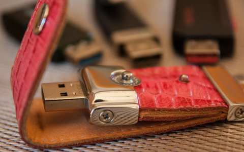 如何在电脑上找到已插入的优盘？