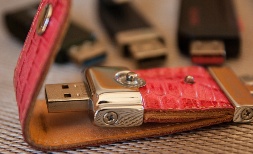 如何在电脑上找到已插入的优盘？