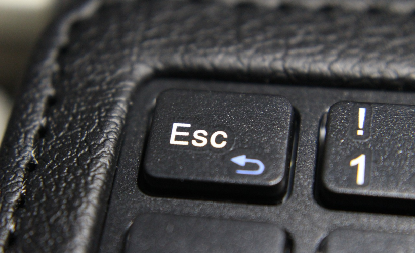 如何解决联想C5030启动时卡在Logo界面的问题？
