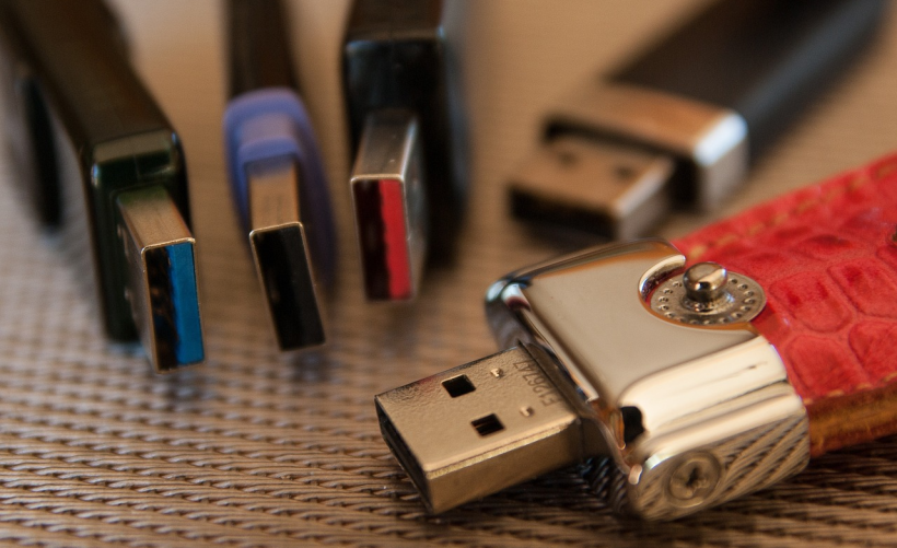 如何定位并查看启动U盘中的文件？