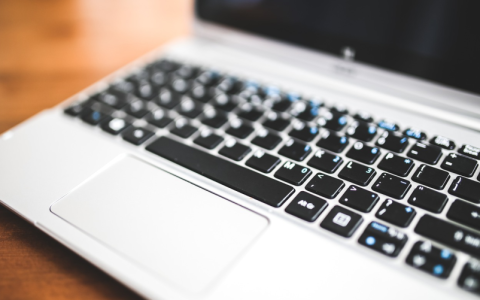 如何找到Acer笔记本的开机键位置?