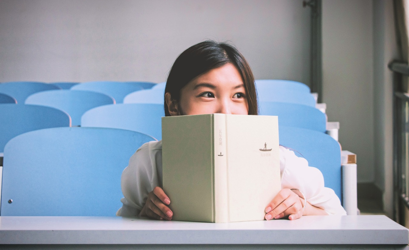 如何在Windows 8中找到隐藏的菜单选项？