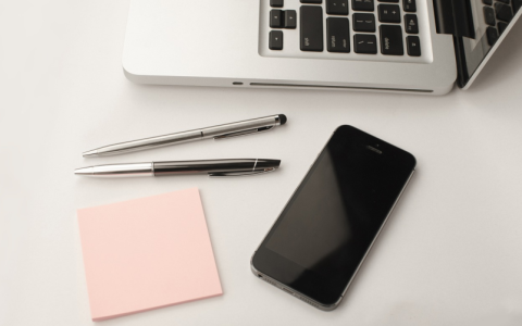 如何查看我的电脑硬件配置详细信息？