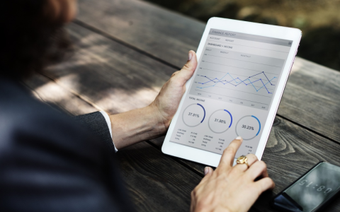 Windows 7中如何找到并使用画板工具？