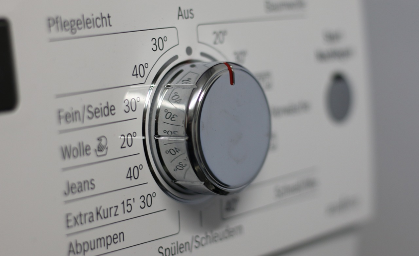 如何找到并操作U盘的保护开关？