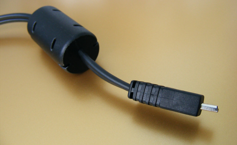 技嘉B85主板开机时，电源插头应插入哪个插槽？