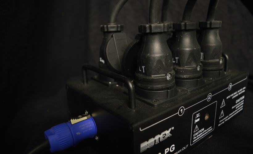 技嘉B85主板开机时，电源插头应插入哪个插槽？