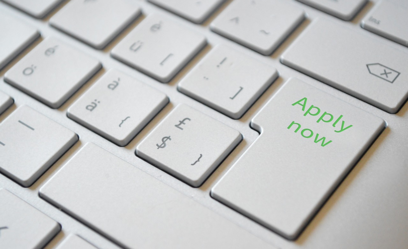 如何在电脑中查找自动备份的U盘文件？