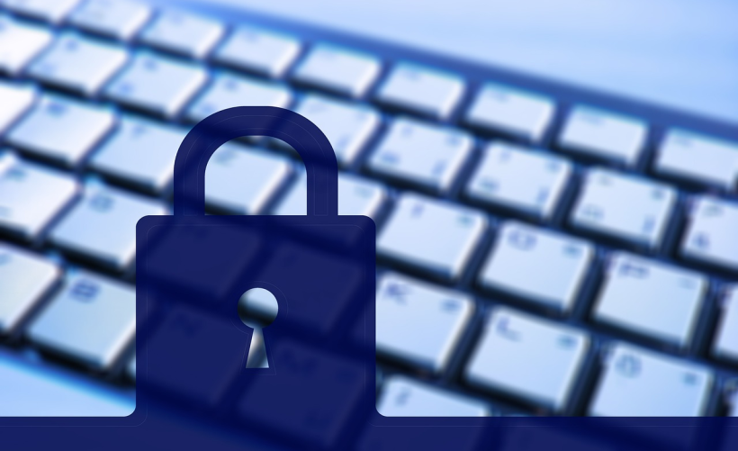 如何在电脑上查找已插入的U盘？