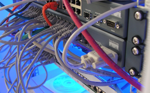 如何正确地将U盘插入电脑以进行下载操作?