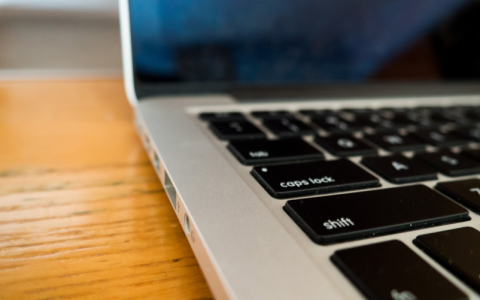 如何找到并设置电脑控制面板？