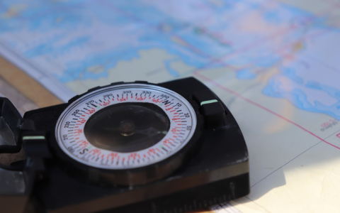 如何安全有效地拆解京瓷P5021CDN激光器？