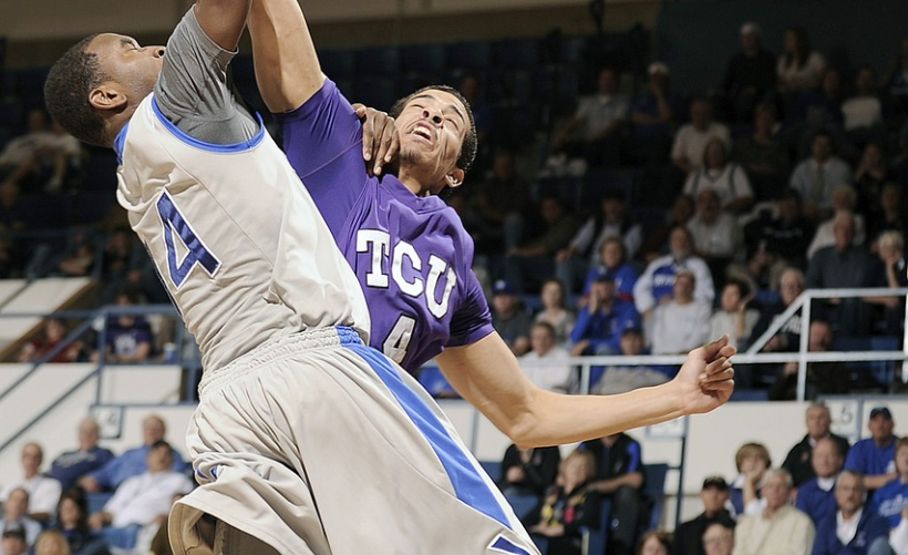 如何安全下载NBA篮球大师破解版？
