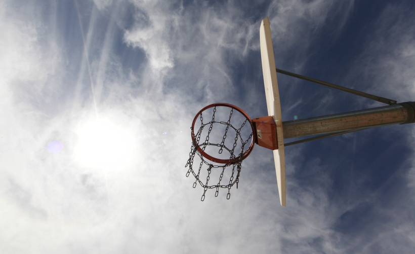 如何安全下载NBA篮球大师破解版？