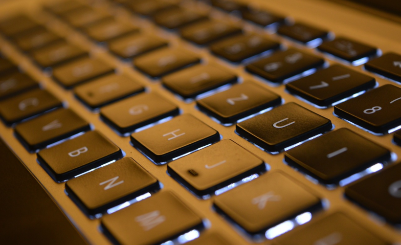 如何在MacBook Air上找到并打开已插入的U盘？