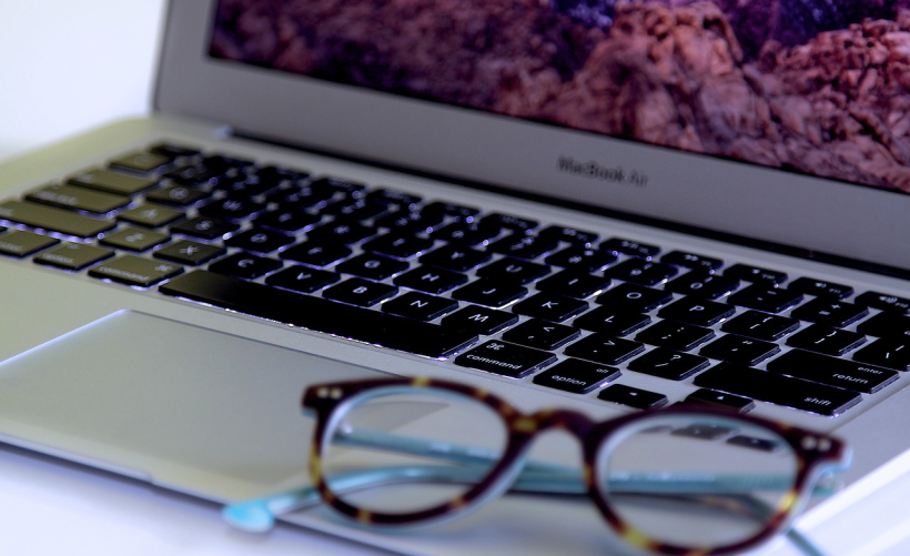 如何在MacBook Air上找到并打开已插入的U盘？