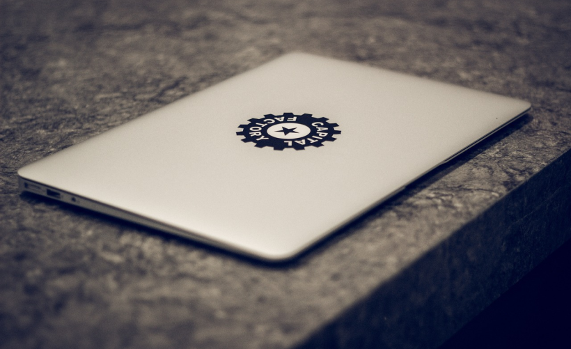 如何在MacBook Air上找到并打开已插入的U盘？